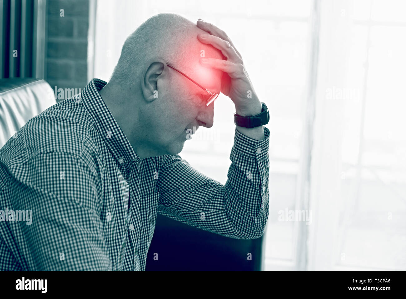 Red Point Effect Older man has a headache. Pain, red point effect Stock Photo - Alamy