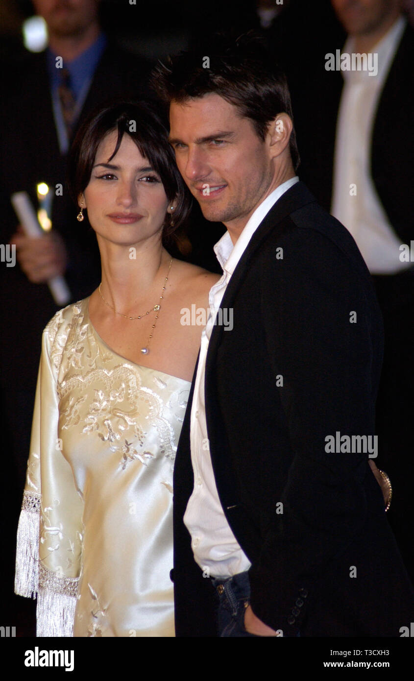 LOS ANGELES, CA. December 10, 2001: Actor TOM CRUISE & actress