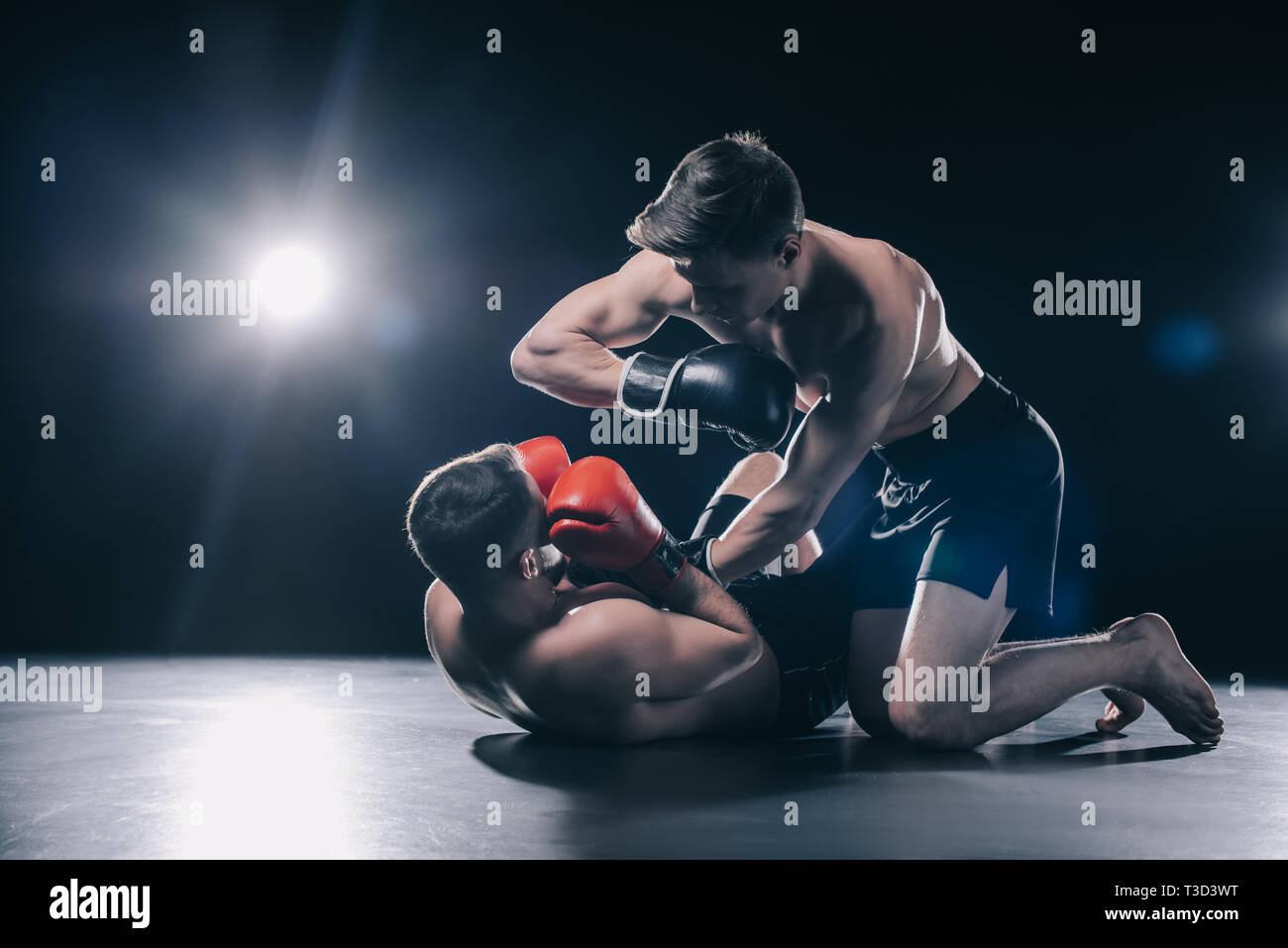 Men fight. Bulling or conflict. 2 человека спорят. Два человека дерутся. Тень боксера.