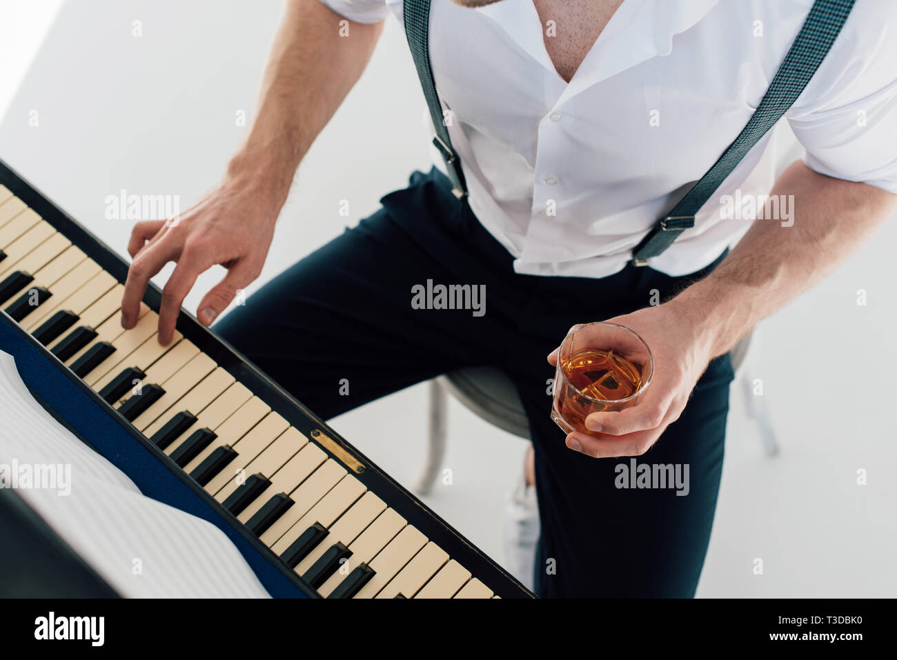 Jovem, Tocando, Piano, E, Alcançar, Para, Vidro, De, Whisky Foto