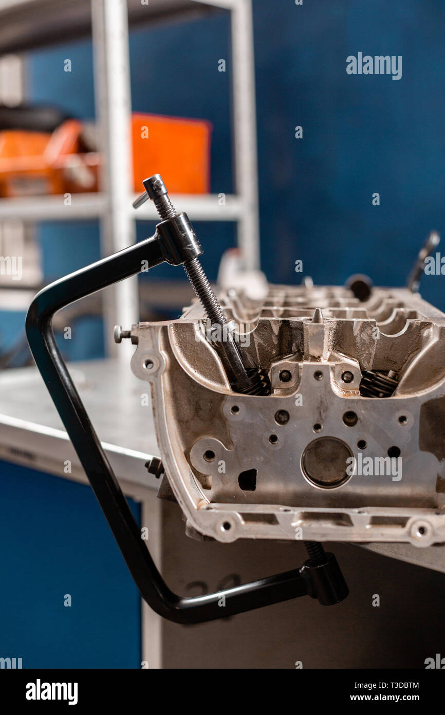 the mechanic opened the locking valve mechanism. Disassemble engine