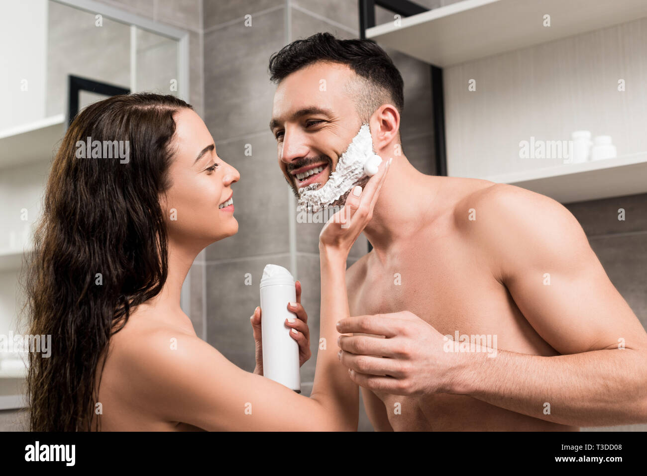 женщина бреет бороду. женщины бреют парням. женщина бреет мужчину фотосессия. женщины бреют парням. парень бреется арт.