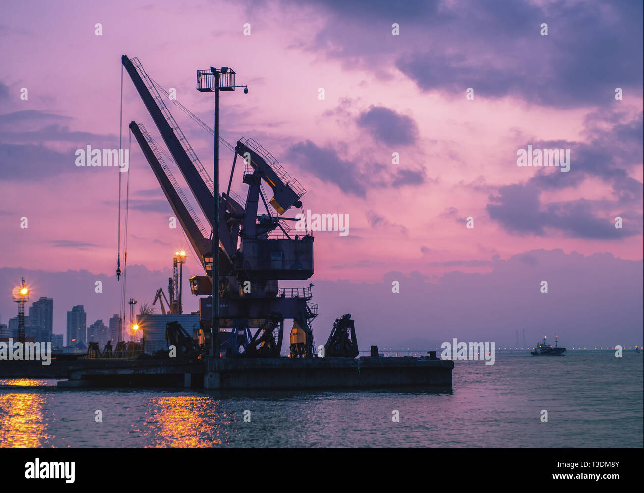 Crane on wharf hi-res stock photography and images - Alamy