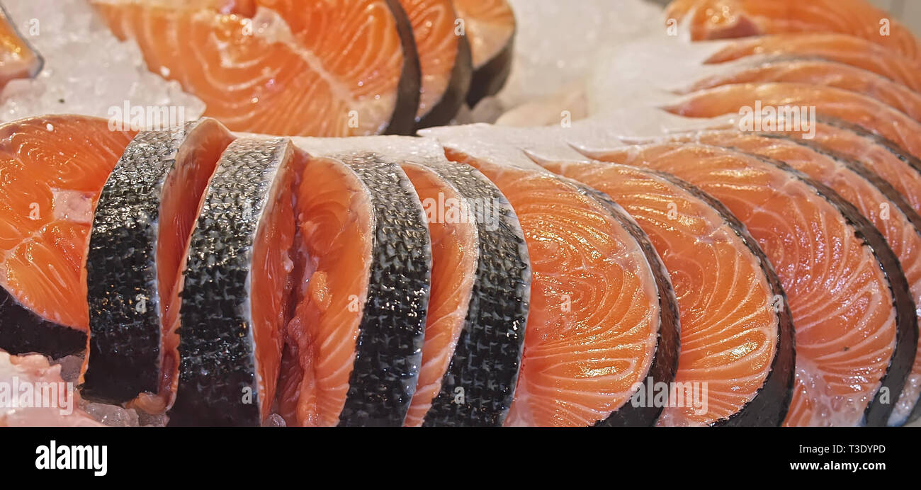 Raw salmon on ice at a fish market Stock Photo - Alamy