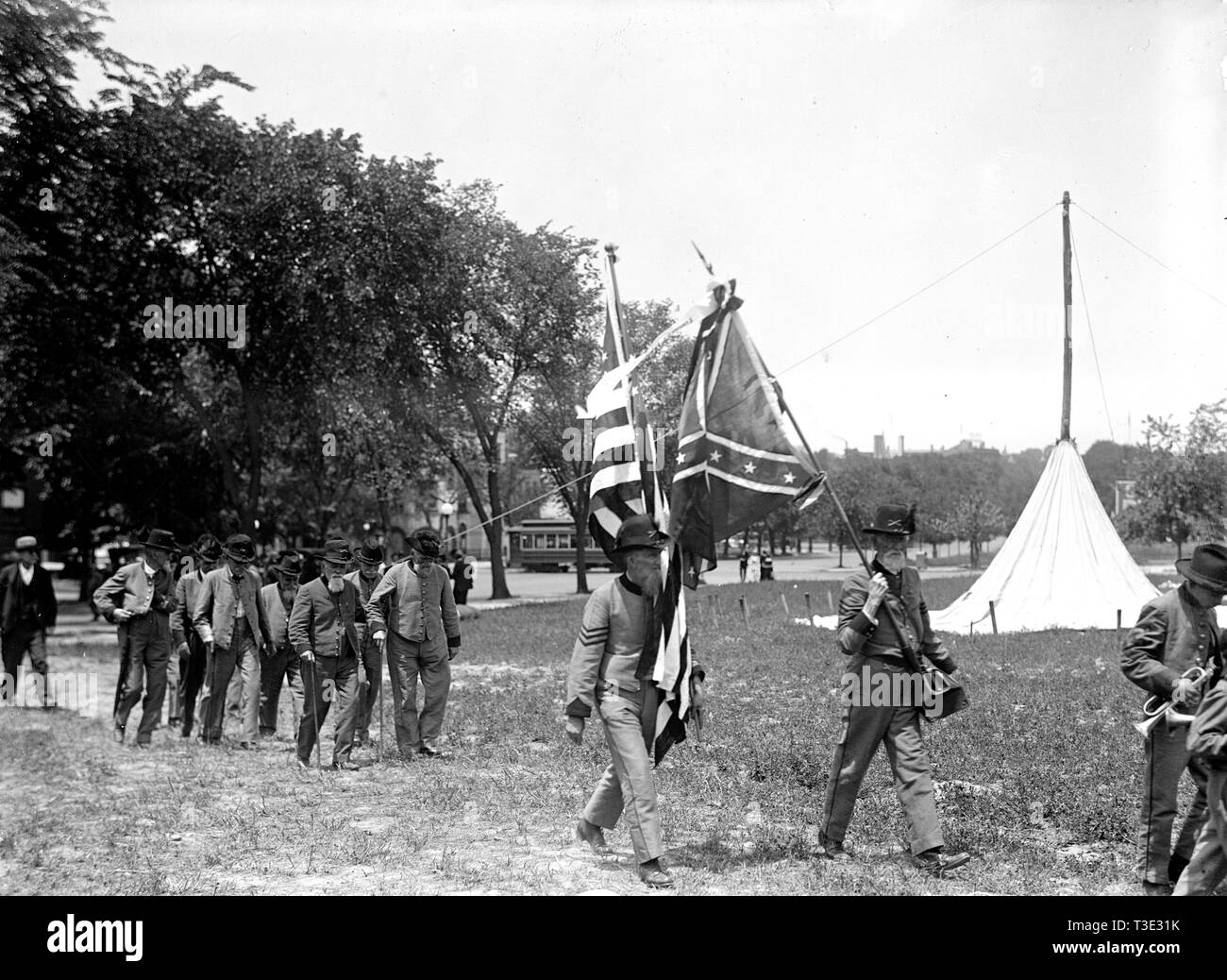 Confederate Reunion: North Carolina Veterans with flag ca. 1917 Stock Photo