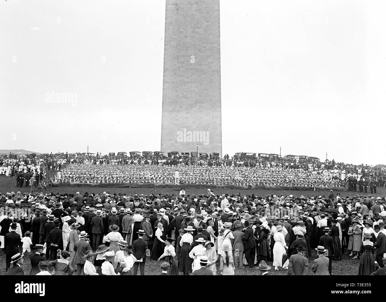1917 Confederate Reunion - Human flag on Washington Monument grounds Stock Photo