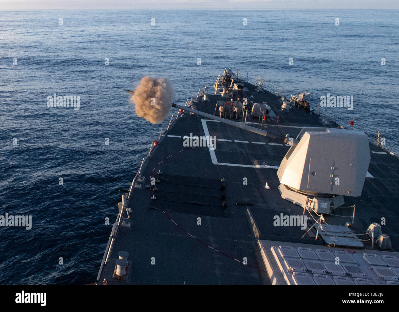 190330-N-RH019-0002 PACIFIC OCEAN (Mar. 30, 2019) The guided-missile destroyer USS Momsen (DDG 92) fires the MK-45 5-inch gun as part of a live fire exercise. Momsen is conducting routine operations in the eastern Pacific. (U.S. Navy photo by Mass Communication Specialist 2nd Class Sean Rinner/Released) Stock Photo