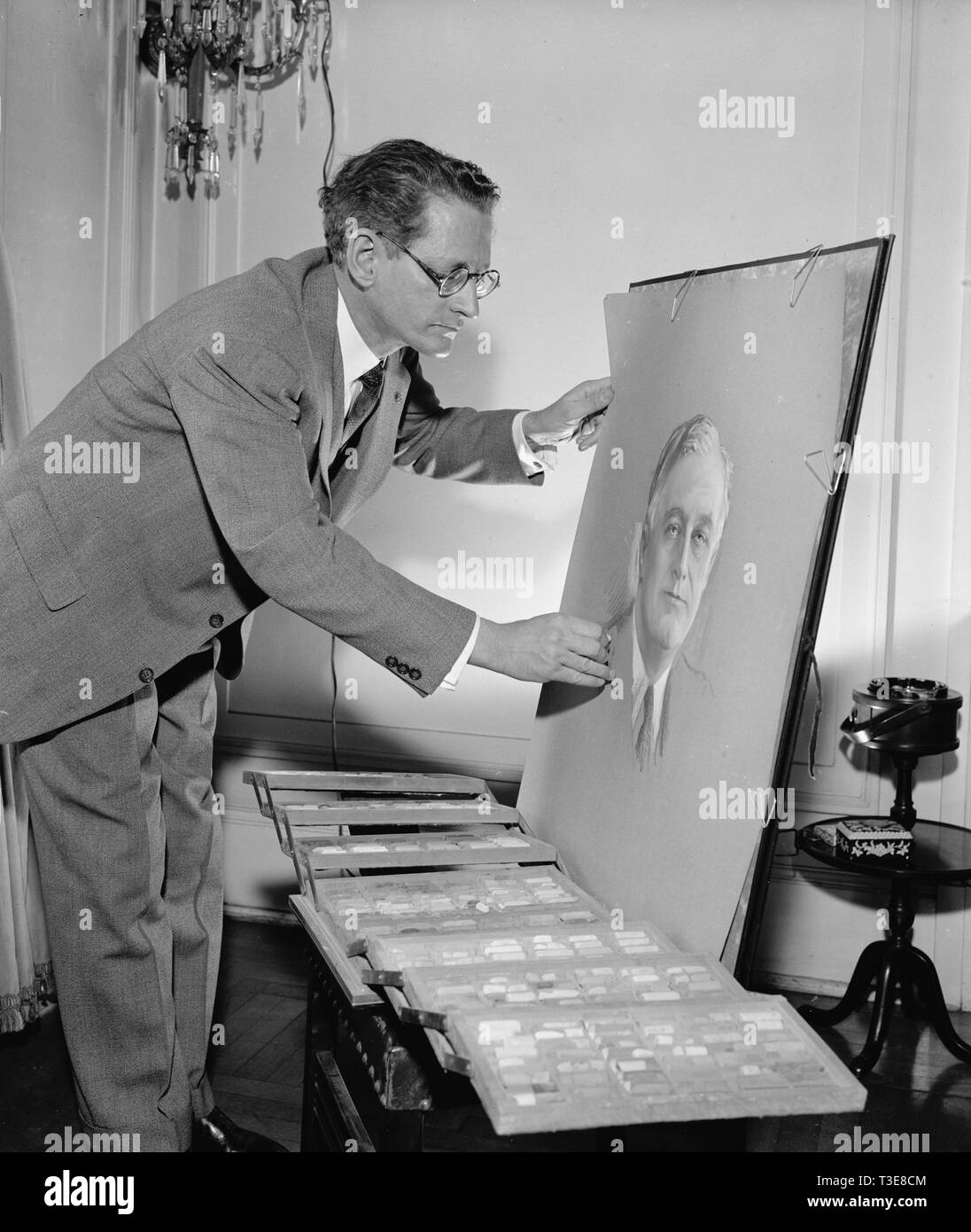 Dr. Estebon Valderrama drawing portrait of President Franklin Roosevelt ca. 1940 Stock Photo
