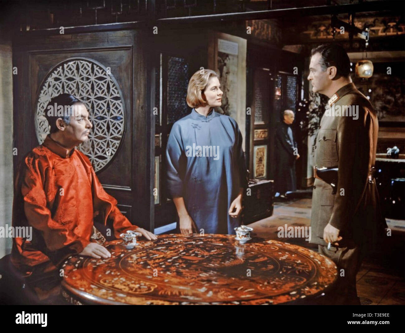 INN OF THE SIXTH HAPPINESS 1958 Twentieth Century Fox film with from left: Robert  Donat, Ingrid Bergman and Curt Jurgens Stock Photo