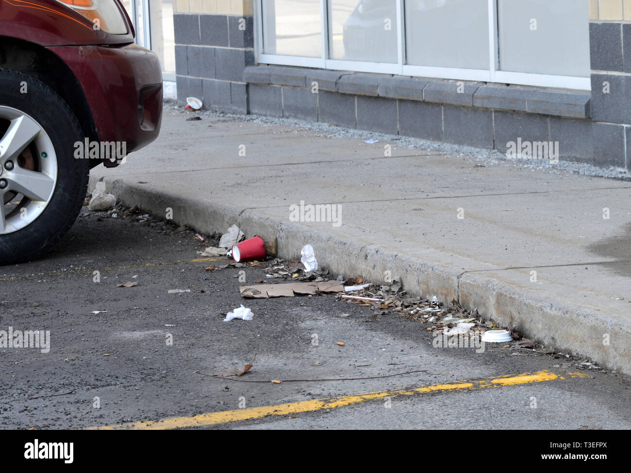 garbage and litter strewn on a parking lot Stock Photo Alamy