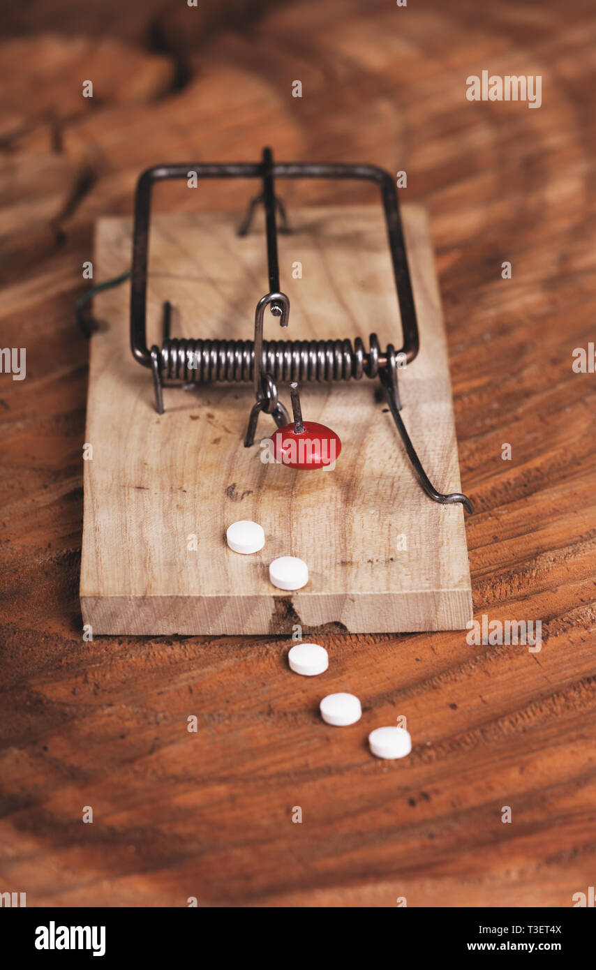 https://c8.alamy.com/comp/T3ET4X/medicines-pills-on-mouse-trap-addiction-from-drugs-concept-T3ET4X.jpg