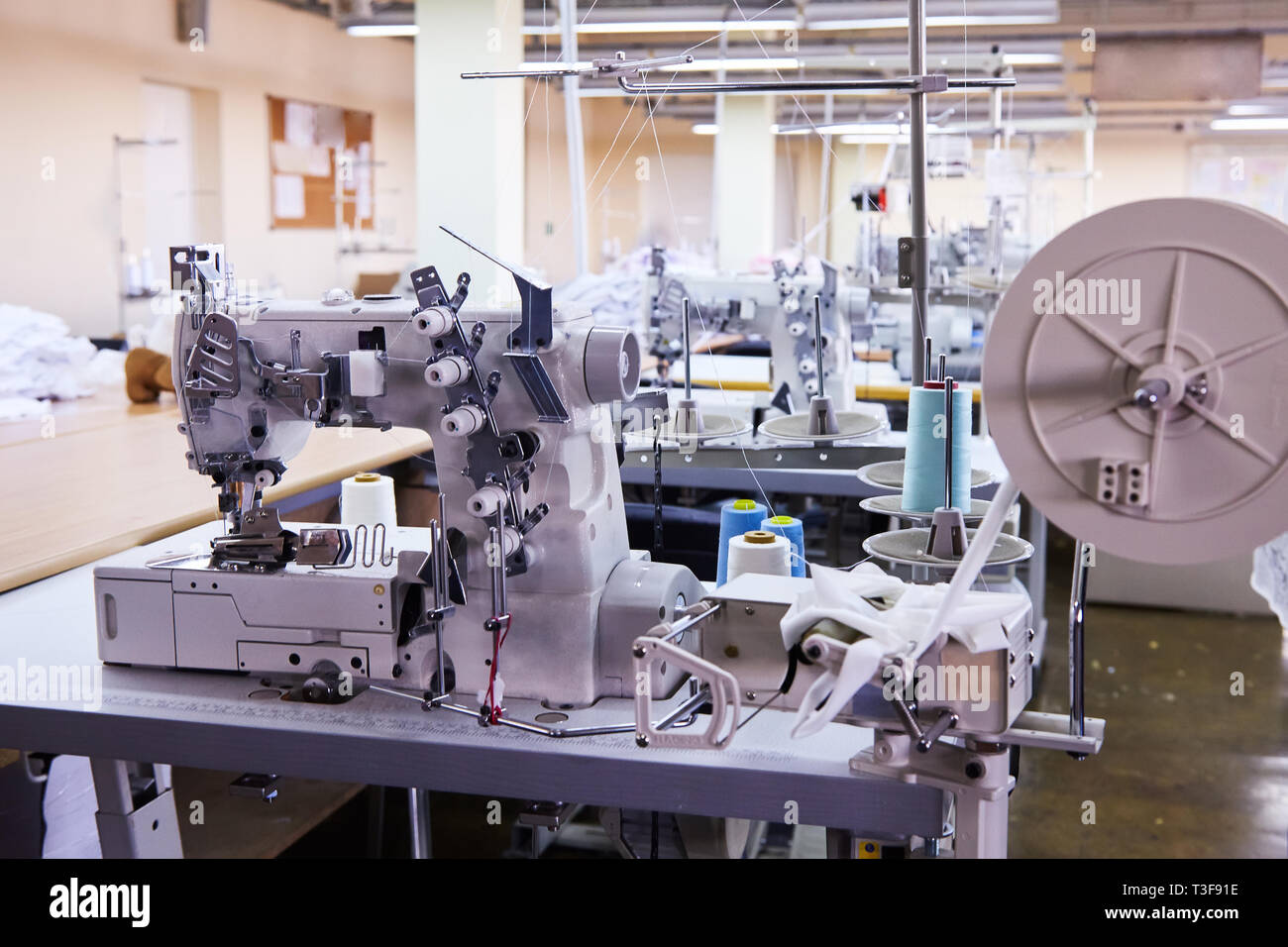 3 Needle coverstitch Industrial Machine With Cover and Motor Stock