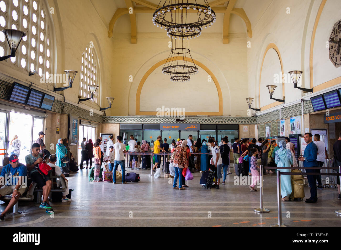 Morocco, Casablanca. Passengers in the concourse of the Casa-Voyageurs railway station, an ONCF (“Office national des chemins de fer”) Moroccan Nation Stock Photo