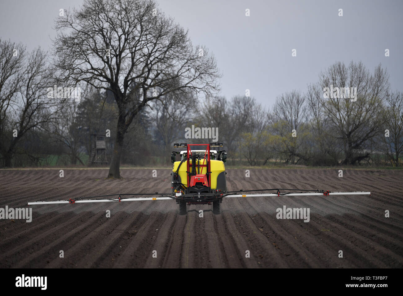Munich, Deutschland. 08th Apr, 2019. A farmer brings out crop protection with glyphosate on a field, splash, sprayed, weedkiller, poison, carcinogenic, agriculture, agriculture, agriculture, | usage worldwide Credit: dpa/Alamy Live News Stock Photo