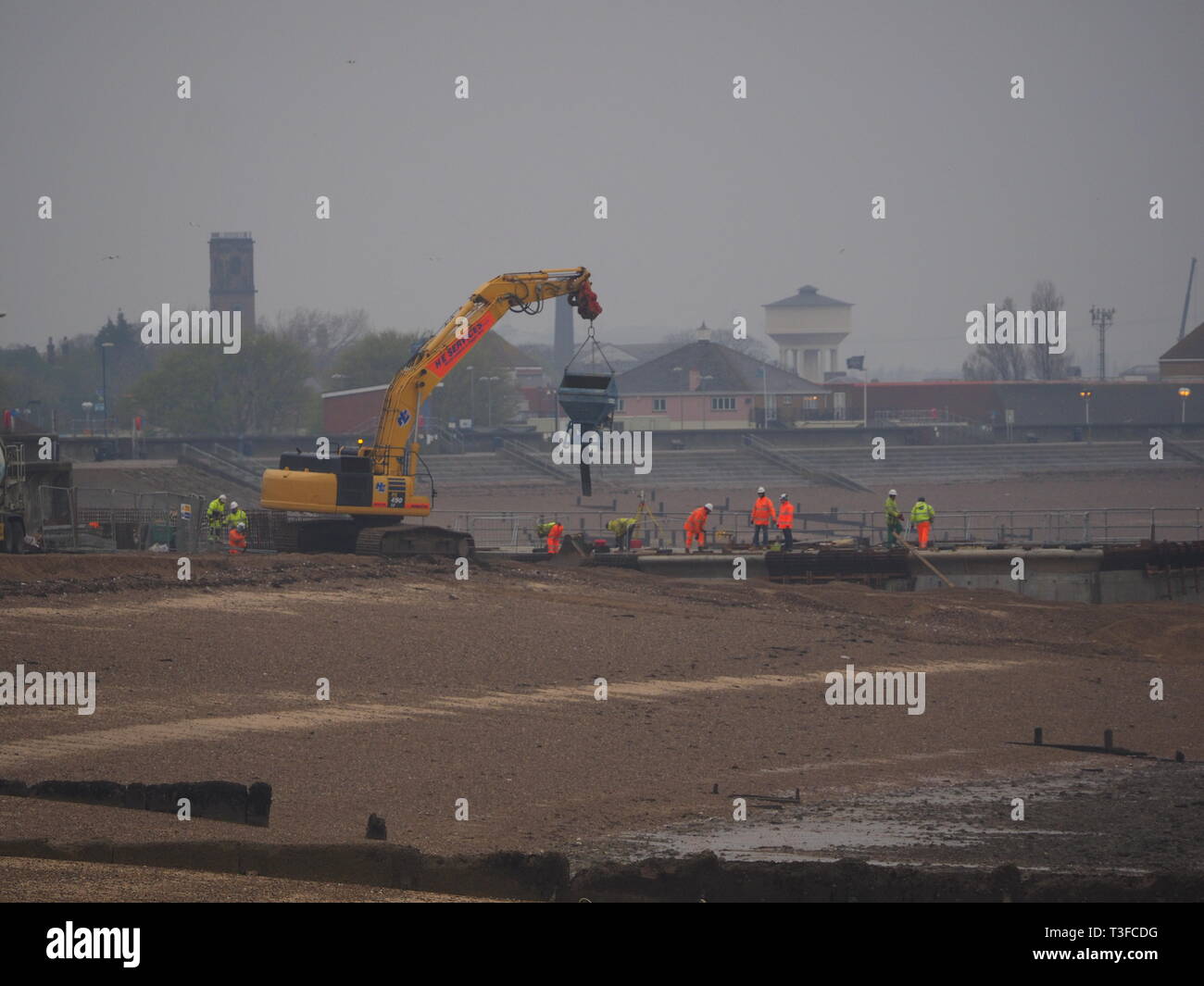 Sheerness, Kent, UK. 9th April, 2019. UK Weather: a foggy, cold and wet morning in Sheerness, Kent. Environment Agency contractors work on improvements to Neptune Jetty in the rain. Credit: James Bell/Alamy Live News Stock Photo