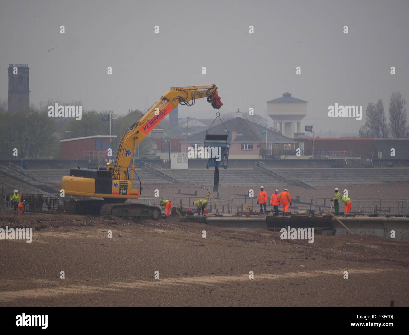 Sheerness, Kent, UK. 9th April, 2019. UK Weather: a foggy, cold and wet morning in Sheerness, Kent. Environment Agency contractors work on improvements to Neptune Jetty in the rain. Credit: James Bell/Alamy Live News Stock Photo