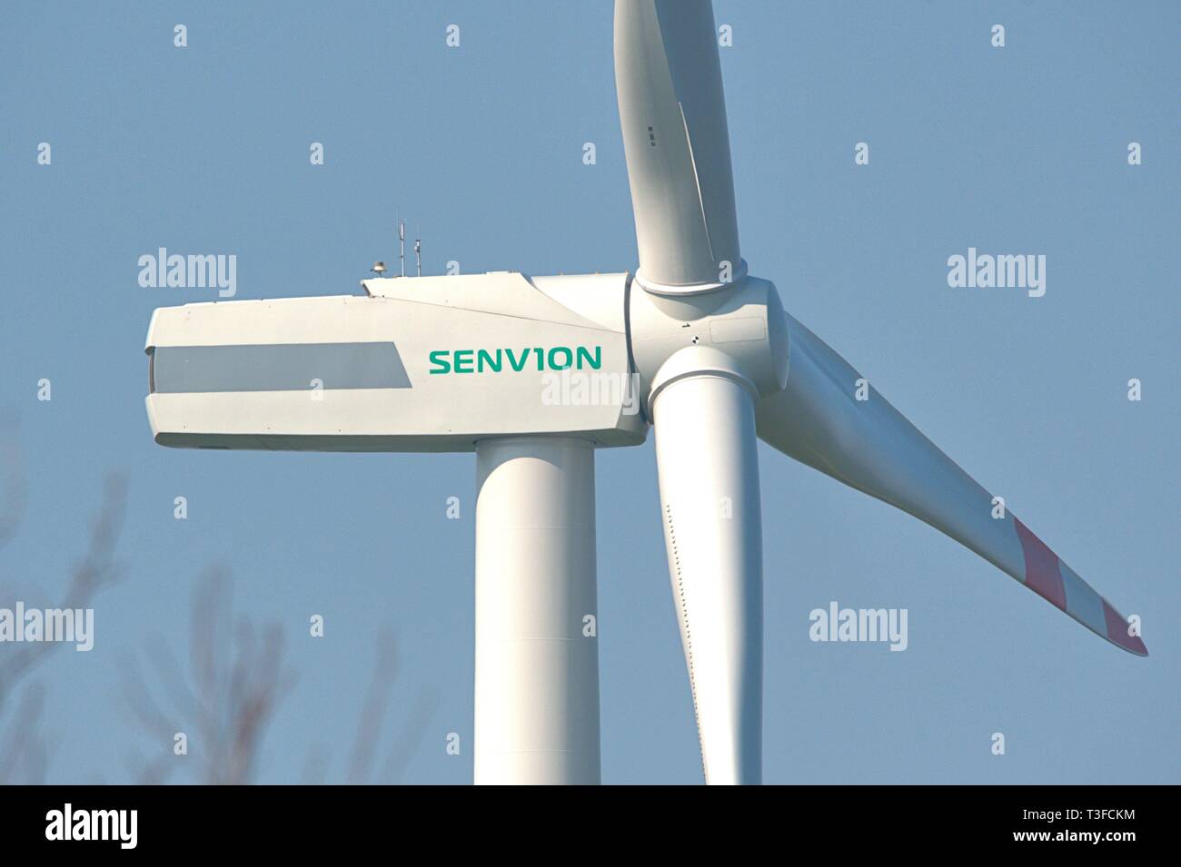 Winnert, Deutschland. 06th Apr, 2019. 06.04.2019, the engine house of a Senvion wind power plant with the rotor hub and the photos for the rotor blades near Winnert in Schleswig-Holstein. Senvion SA, formerly REpower Systems, is an international wind energy company based in Luxembourg. | usage worldwide Credit: dpa/Alamy Live News Stock Photo