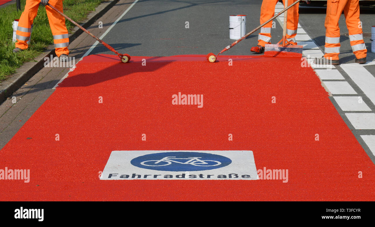 Bremen, Germany. 08th Apr, 2019. Road workers in Bremen paint a new bicycle road with red road surface and bicycle symbol. In the category of cities with over 500,000 inhabitants of the ADFC Bicycle Climate Test 2018, which was published on 09.04.19, Bremen is number one. Credit: Michael Bahlo/dpa/Alamy Live News Stock Photo