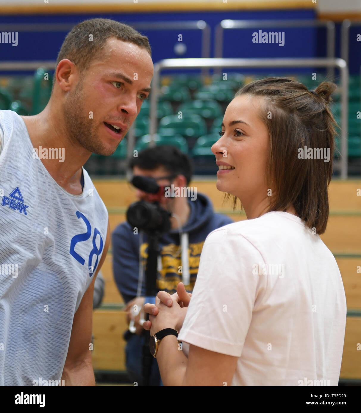 09 April 2019, Hessen, Frankfurt/Main: Andrej Mangold, "TV-Bachelor", and  his girlfriend Jennifer Lange stand together after the training of the basketball  team Fraport Skyliners. Mangold continues his professional career in  Frankfurt. Photo: