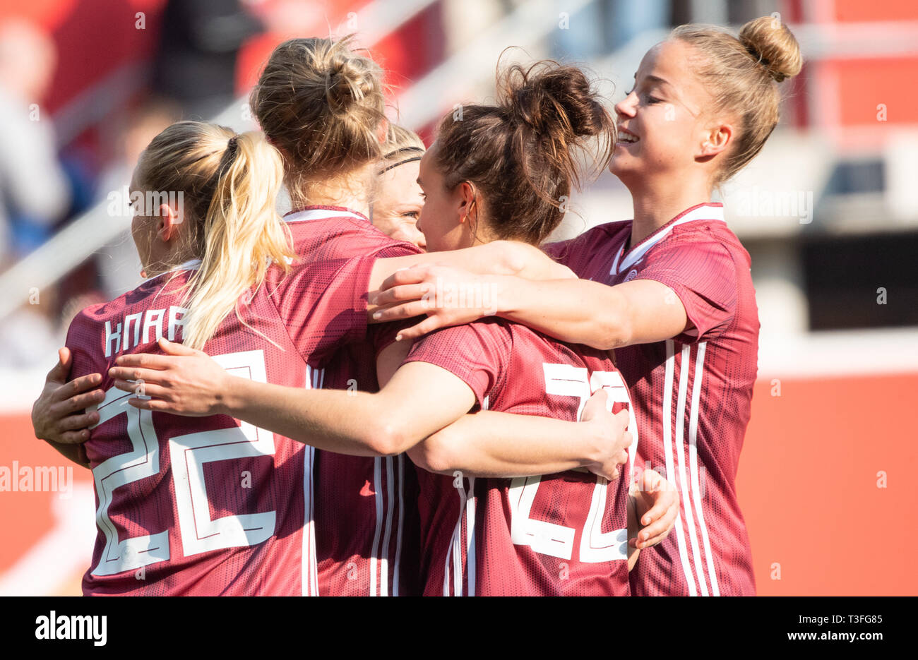 Paderborn, Germany. 09th Apr, 2019. Football, women: International matches, Germany - Japan in the Benteler Arena. Germany's players are happy after the 1:1. Credit: Sebastian Gollnow/dpa/Alamy Live News Stock Photo