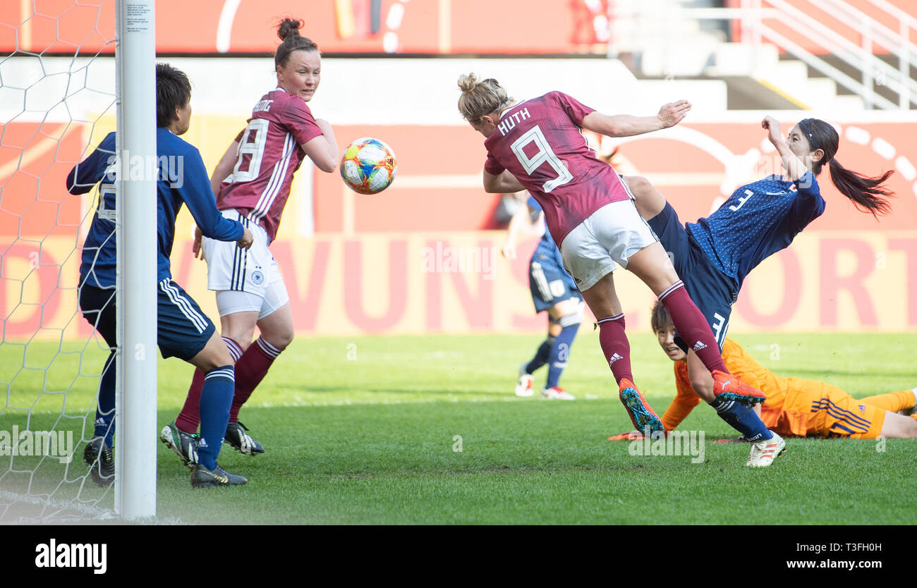 Paderborn, Germany. 09th Apr, 2019. Football, women: International matches, Germany - Japan in the Benteler Arena. Germany's Svenja Huth (3rd from right) scores the goal to 2:2. Credit: Sebastian Gollnow/dpa/Alamy Live News Stock Photo