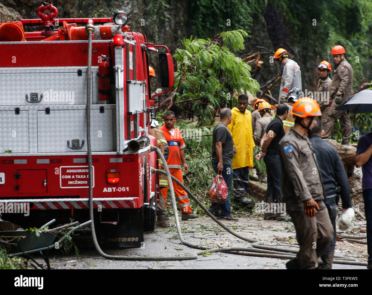 Rio de Janeiro, Brazil . 09th Apr, 2019.  Rain victims in Rio - The Fire Department rescued three bodies found today in a car buried in Botafogo in the south of Rio after the landslide caused by heavy rains that hit the city. The victims are of a taxi driver, an avo and his granddaughter who leave a mall in the south zone of the city. Credit: AGIF/Alamy Live News Stock Photo