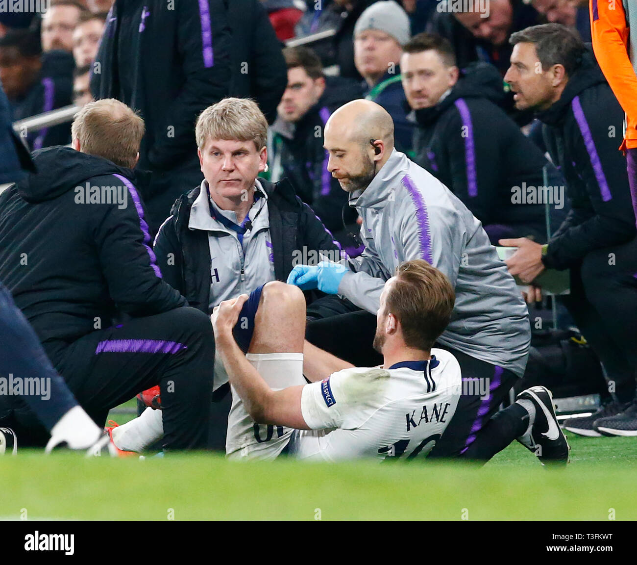 London Uk 09th Apr 2019 Tottenham Hotspurs Harry Kane Picks Up