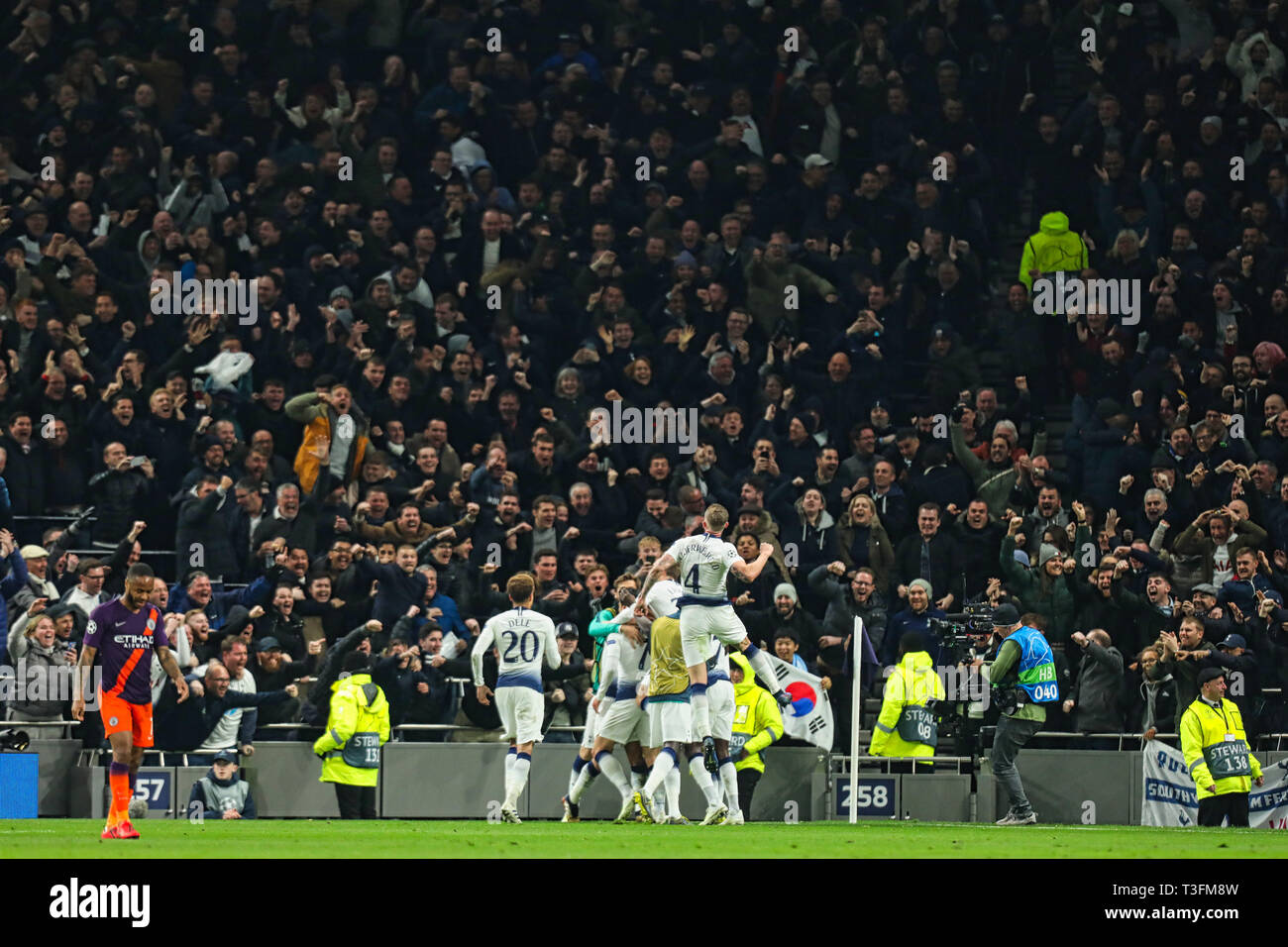 Tottenham Fans High Resolution Stock Photography And Images Alamy
