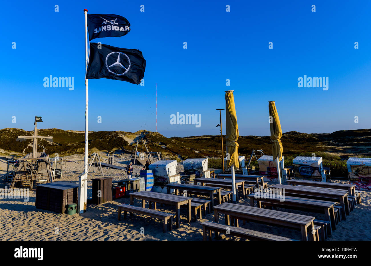 08 April 2019, Schleswig-Holstein, Rantum/Sylt: The sun shines on the beer garden of the 'Sansibar', a prominent excursion restaurant in the dunes of the west coast of Sylt. Photo: Axel Heimken/dpa Stock Photo