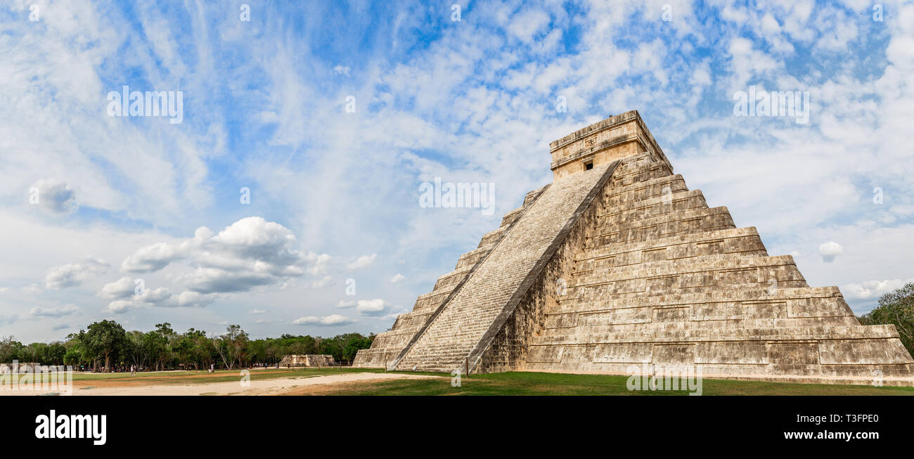 Temple of Kukulcan or the Castle, the center of the Chichen Itza maya archaeological site, Yucatan, Mexico Stock Photo