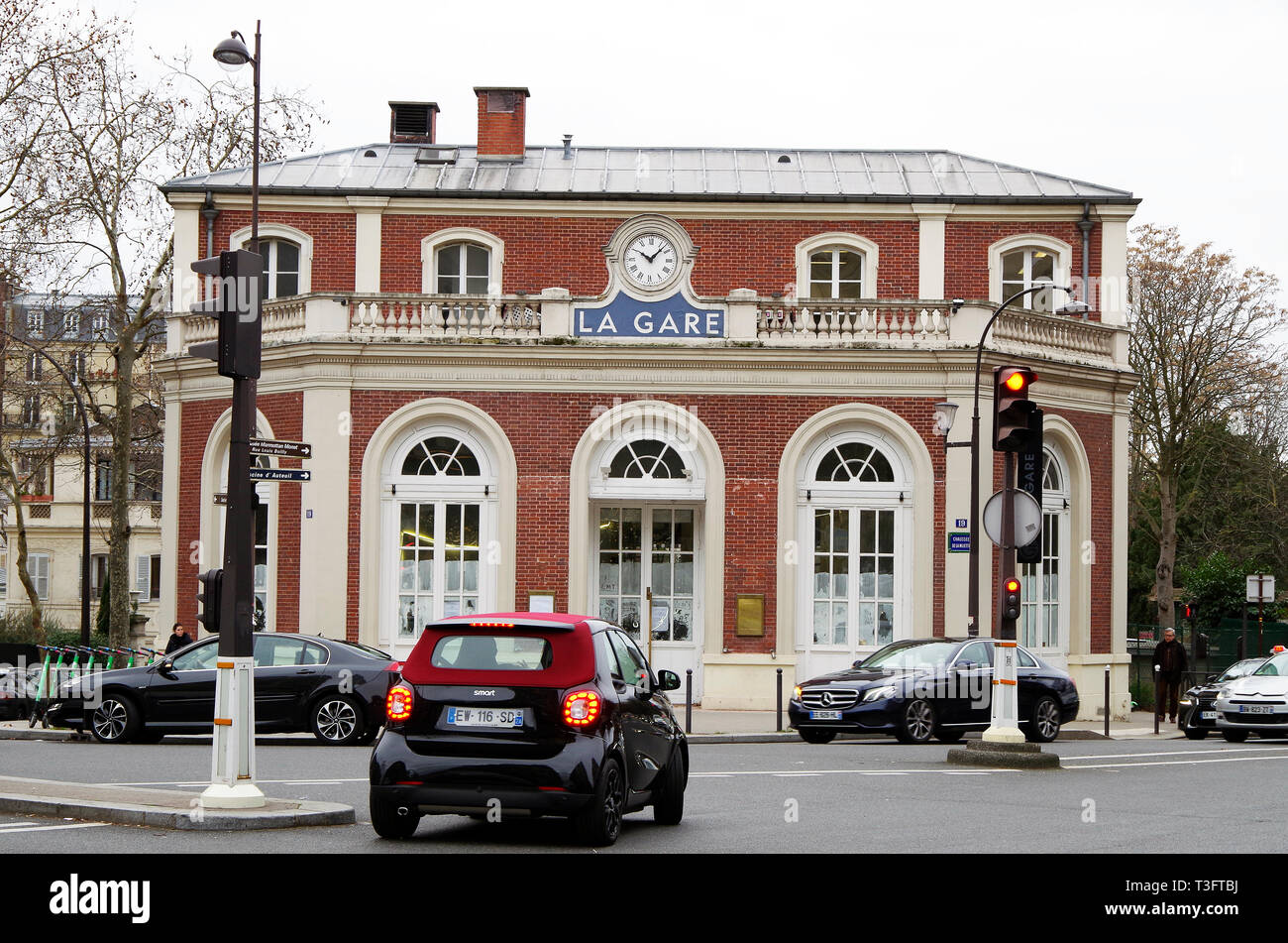 The entrance to the former PassyLa Muette station on the Ligne d’Auteil, opened in 1854 closed The entrance to the former PassyLa Muette station on the Ligne d’Auteil, opened in 1854 closed