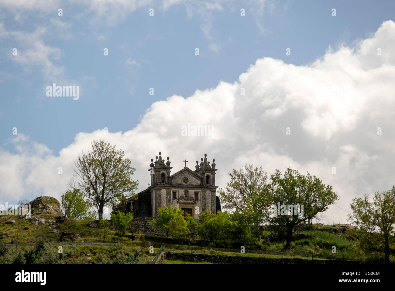 capela-de-s-o-caetano-chapel-in-longos-vales-mon-o-minho-portugal