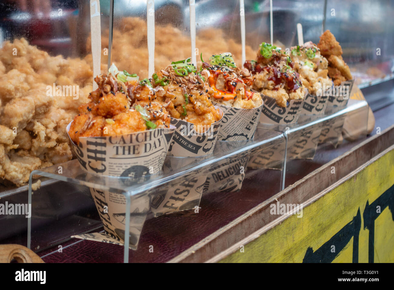 A food stall or Portobello Road Market sells crispy fried chicken Stock Photo Alamy