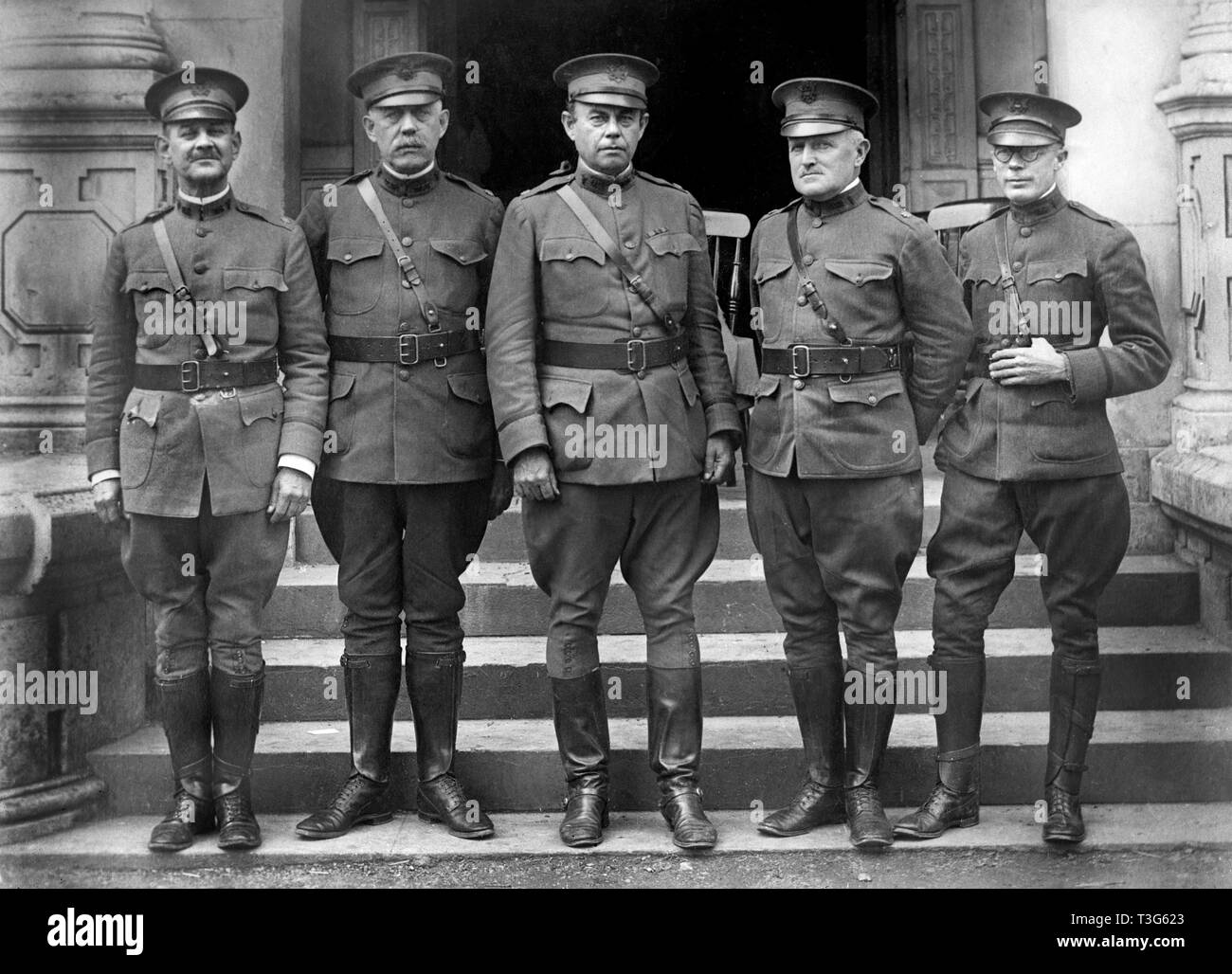 U.S. Army Surgeons Commanding 'Kentucky Unit', on duty at Sarisbury Hospital, Largest ARC Hospital in Great Britain, l. to r. Major D. Barrow, Major S. Hanes, Lt-Col. L.S. Hughes, Major J.T. McClymonds, Major W.O. Bullock, Sarisbury, England, UK, American National Red Cross, 1918 Stock Photo
