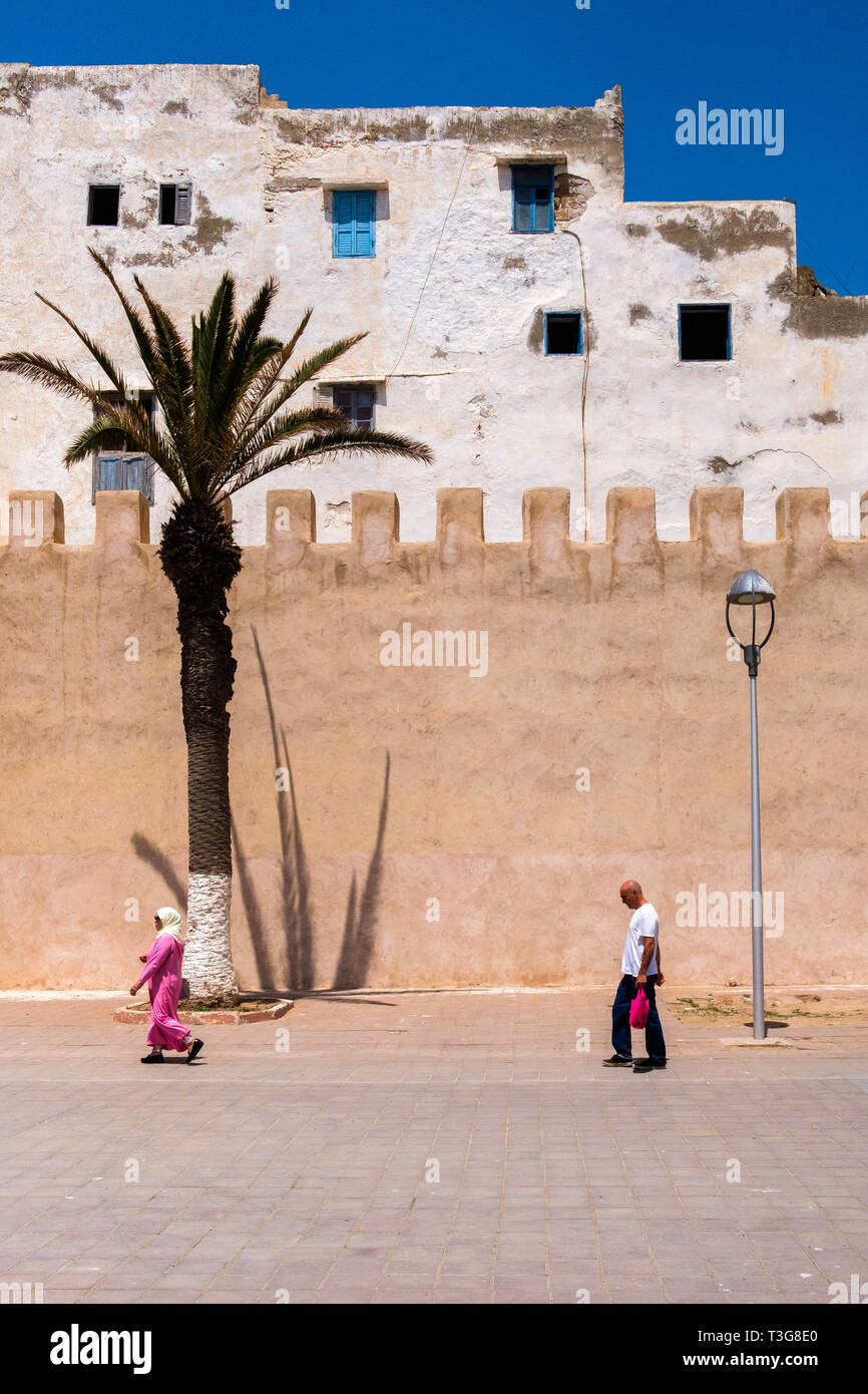Morocco. Essaouria. City and port on the Atlantic coast of Morocco, with its medina registered as a UNESCO World Heritage Site. Inhabitant at the bott Stock Photo