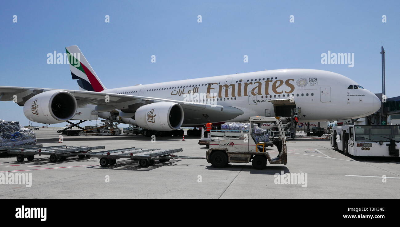 AJAXNETPHOTO. 2018.NICE, FRANCE. - EMIRATES BIG JET - AN AIRBUS A380-800 OWNED BY EMIRATES AIRLINE PARKED AT THE COTE D'AZUR AIRPORT BEING PREPARED FOR FLIGHT. PHOTO:CAROLINE BEAUMONT/AJAX REF:LX100 00281 Stock Photo