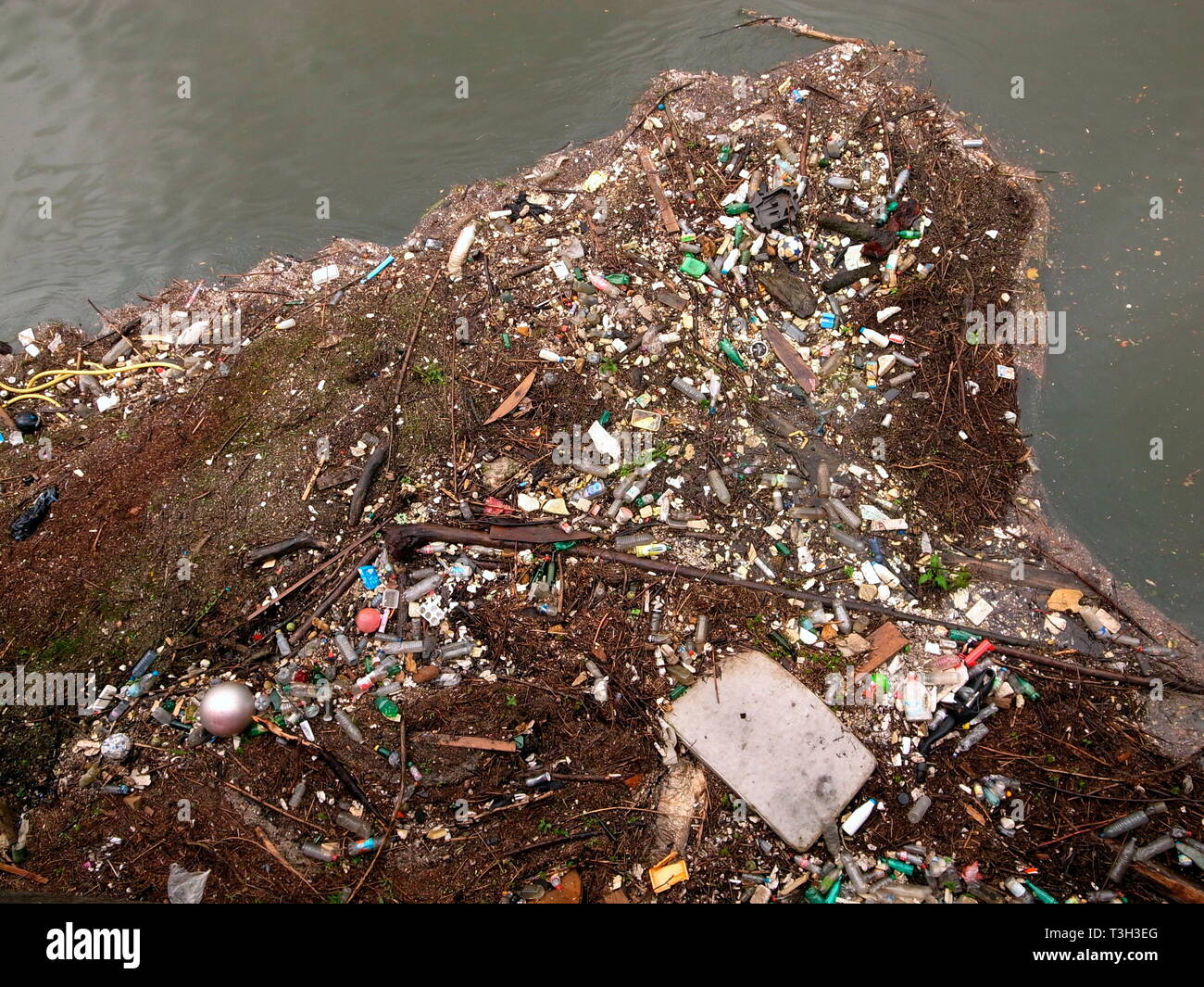 AJAXNETPHOTO. BOUGIVAL, FRANCE. - RIVER SEINE RUBBISH - TONS OF PLASTIC RUBBISH AND OTHER DETRITUS JAMMED AGAINST A BRIDGE PARAPIT BY THE RIVER CURRENT. PHOTO:JONATHAN EASTLAND/AJAX REF:GR121506 3693 Stock Photo