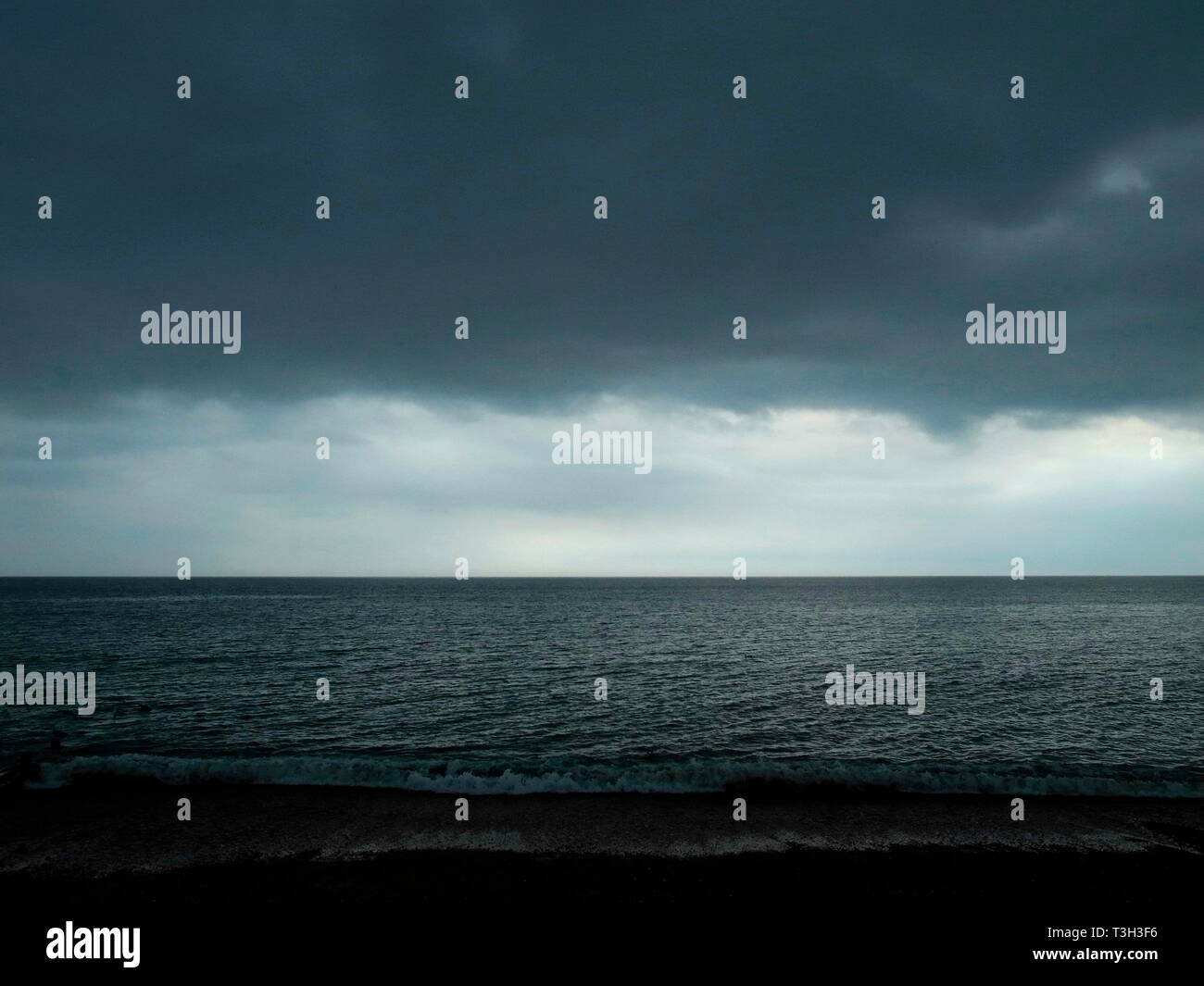 AJAXNETPHOTO. 2019. WORTHING, ENGLAND. - CALM BEFORE THE STORM - BROODING LOW STRATUS CLOUD HOVERS OVER MENACING DARK SEA LOOKING OUT ACROSS THE CHANNEL.  PHOTO:JONATHAN EASTLAND/AJAX REF:GR192603 9000 Stock Photo