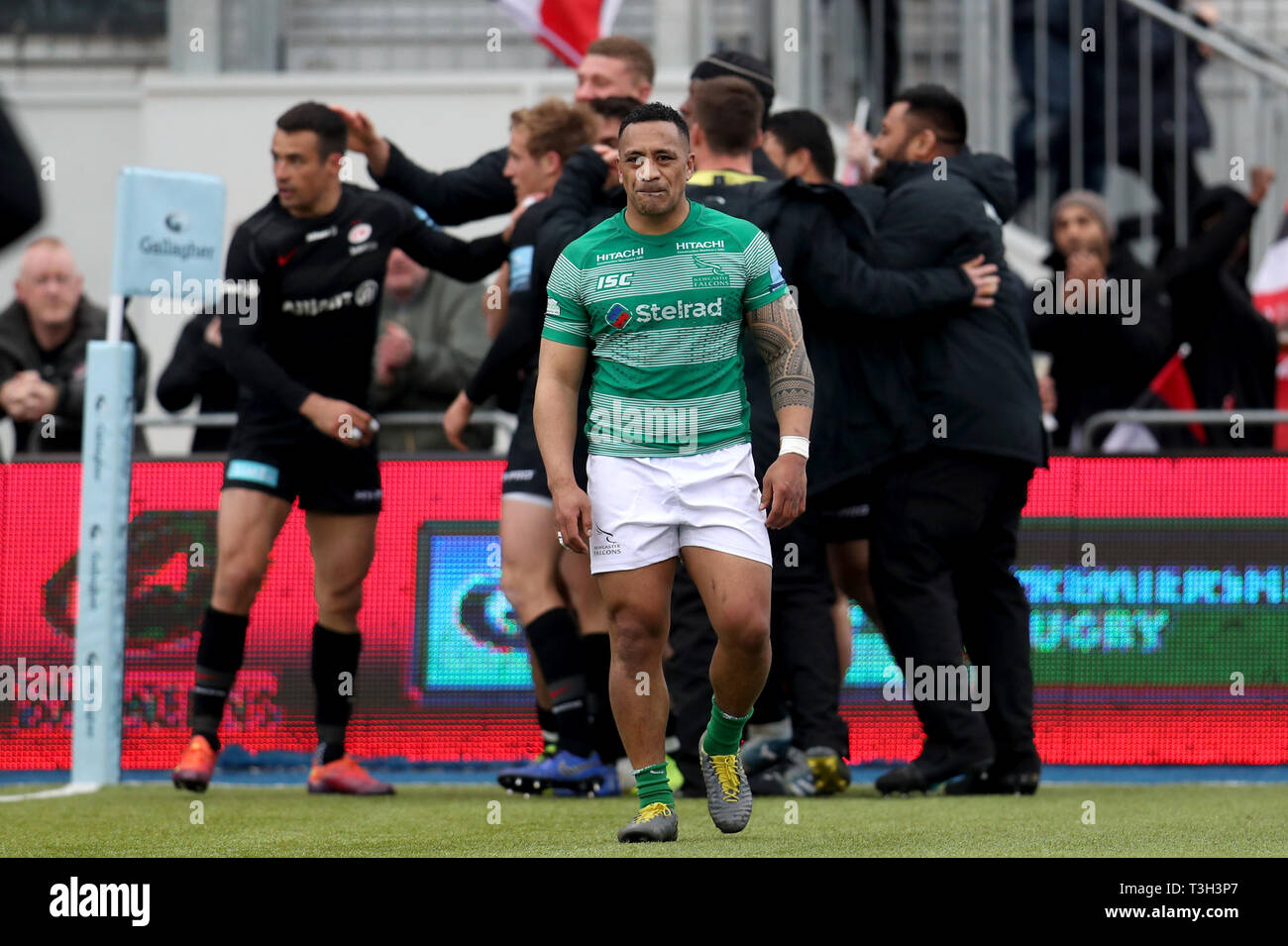 Newcastle Falcons' Sinoti Sinoti looks dejected as Saracens celebrate Sean Maitland scoring a try during the Gallagher Premiership match at Allianz Park, London. Stock Photo