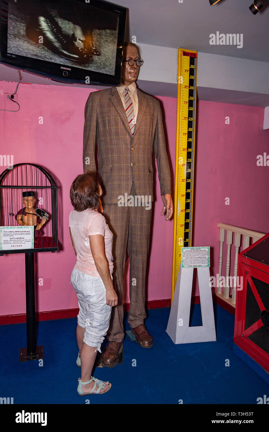 Pattaya, Thailand - November 11, 2015: Reenactment of the world's largest and smallest man in 'Ripley's Believe It or Not' in Pattaya. Stock Photo