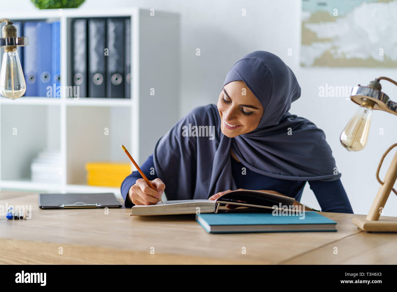 Элиф в хиджабе туретски сериал. Мусульманка женщина взрослая. Мольба мусульманки. Арабстан актриса муслим. Женщина в хиджабе.