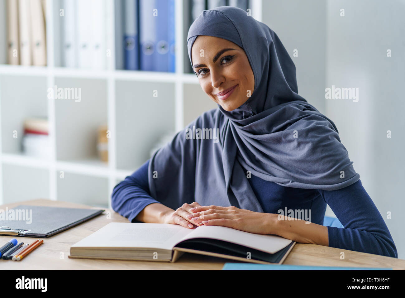 Arabic Teacher High Resolution Stock Photography And Images Alamy