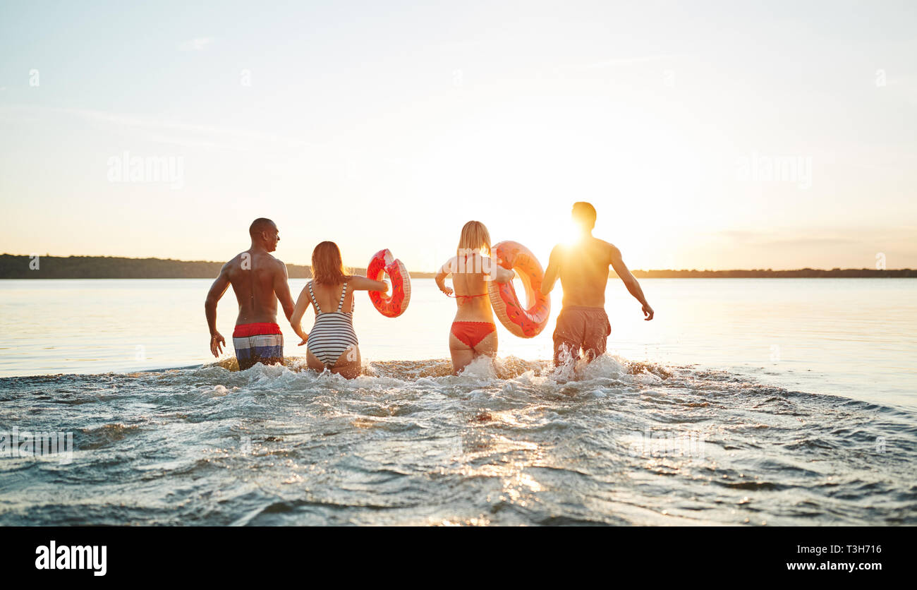Group black women on beach hi-res stock photography and images - Alamy