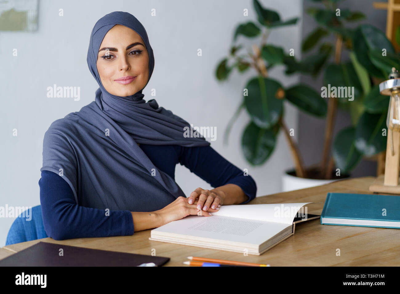 Arabic Teacher Hijab High Resolution Stock Photography And Images Alamy