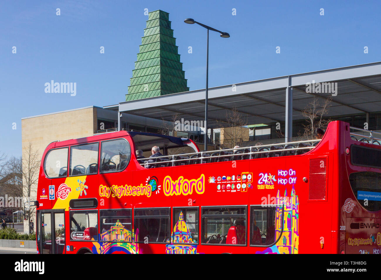 The City Sightseeing Oxford open-topped tour bus passes the Said Business School, Oxford Stock Photo