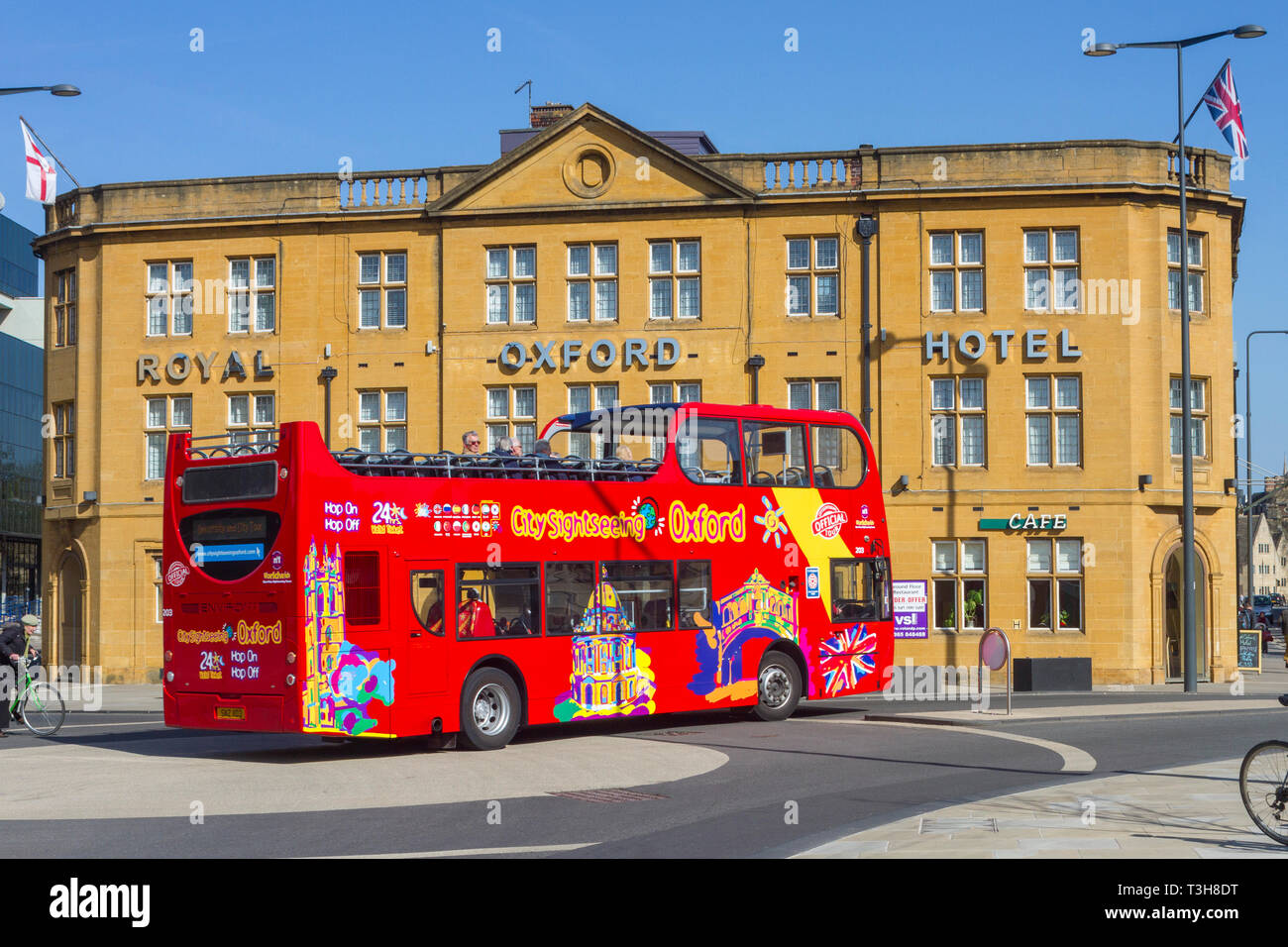 The City Sightseeing Oxford open-topped tour bus passes the The Royal Oxford Hotel Stock Photo
