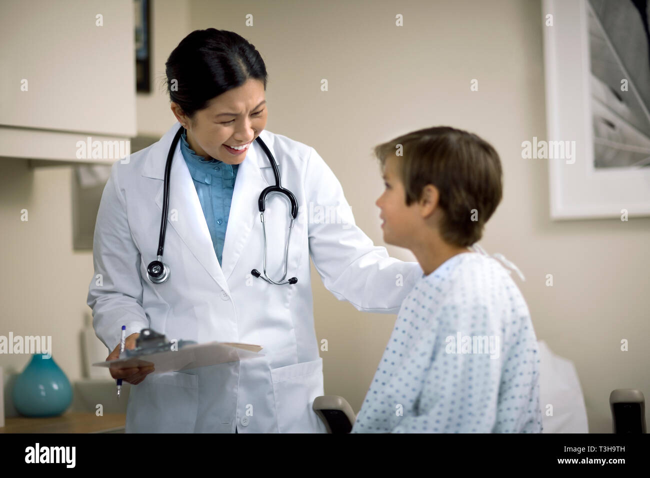 Smiling female doctor talking with a young patient Stock Photo - Alamy