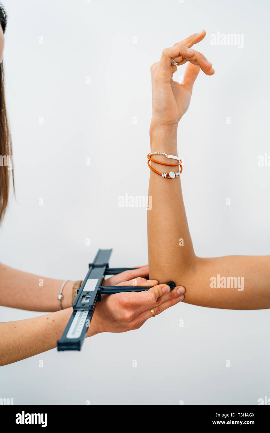 https://c8.alamy.com/comp/T3HAGX/doctor-taking-patients-body-fat-measurements-on-arms-with-fat-caliper-T3HAGX.jpg