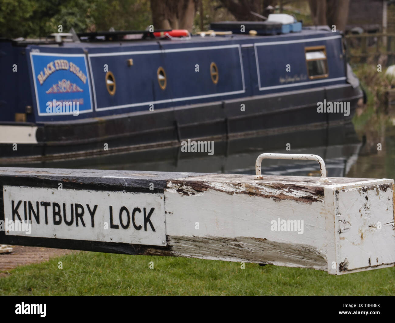 Kintbury lock and narrowboat Stock Photo Alamy