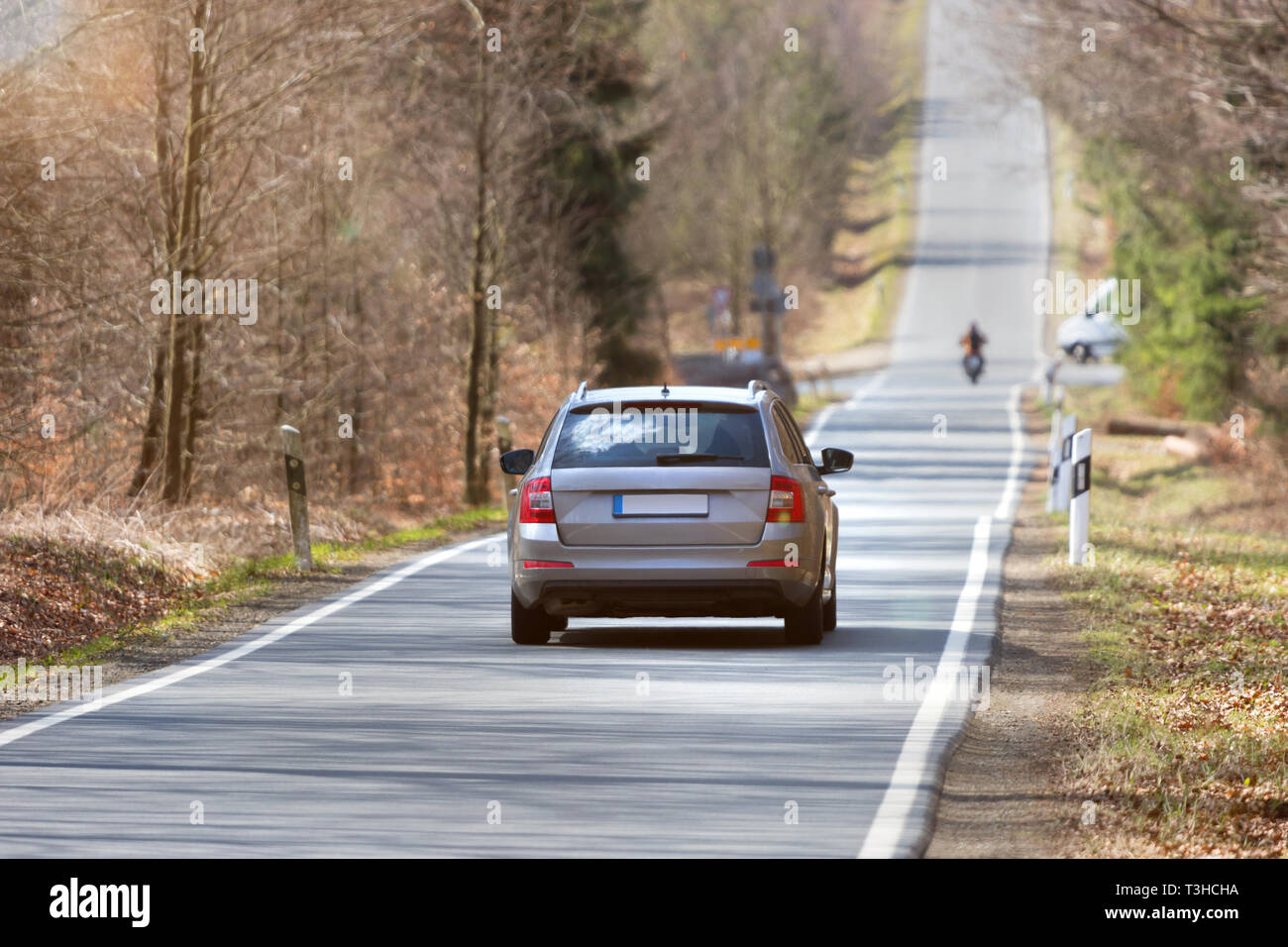 Single car lonely road hi-res stock photography and images - Alamy